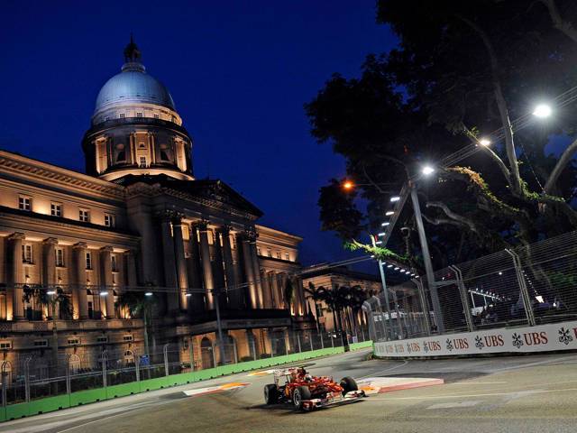 Alonso had a flawless drive to win the Singapore Grand Prix 2010, fending off Vettel who trailed clo
