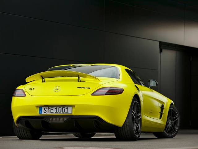 Finished in fluorescent “AMG lumilectric magno” paint
