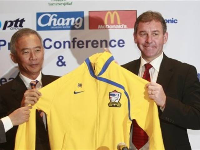 Bryan Robson presented by chief adviser of the Thai Football Association Suwat Liptapallo