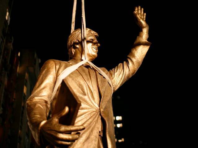 The statue being laid on Bill Clinton Boulevard before the former US President's arrival