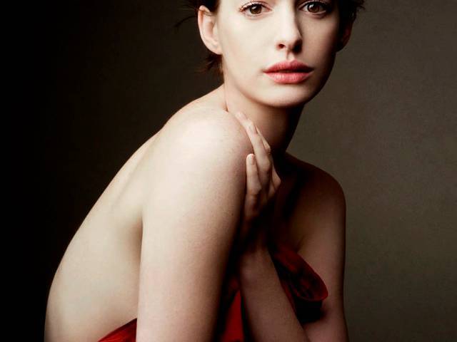 Anne Hathaway in Gap's (2 WEEKS) T-shirt campaign