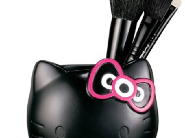 M.A.C. Hello Kitty brush kit